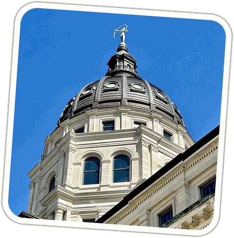 Cúpula del Capitolio de Kansas, en Topeka, contra el cielo azul